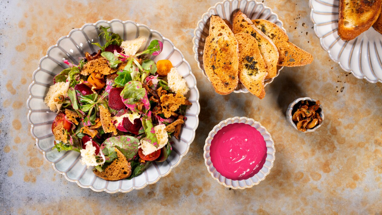 Sałatka z łososia i grzybów z buraczkowym dresingiem